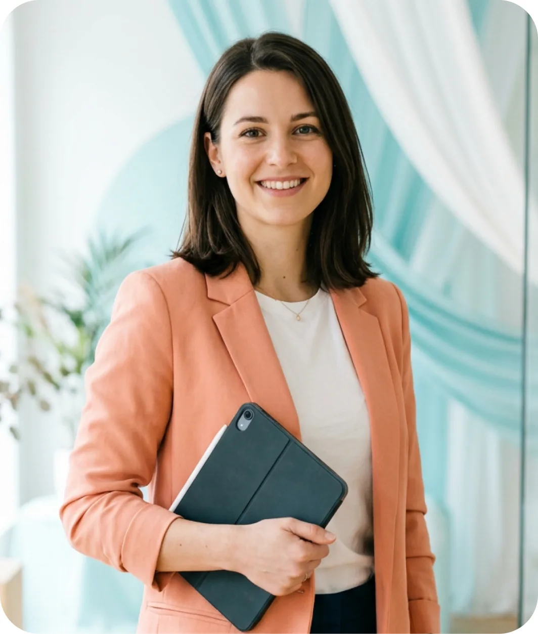 Tablet tutan gülümseyen iş kadını